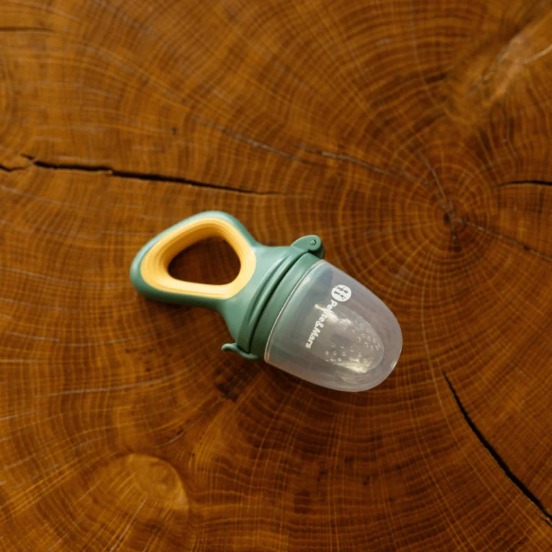 PETITE&MARS Cumlík silikónový na kŕmenie Fruzi Green&Ochre 6m+ 1x1 ks