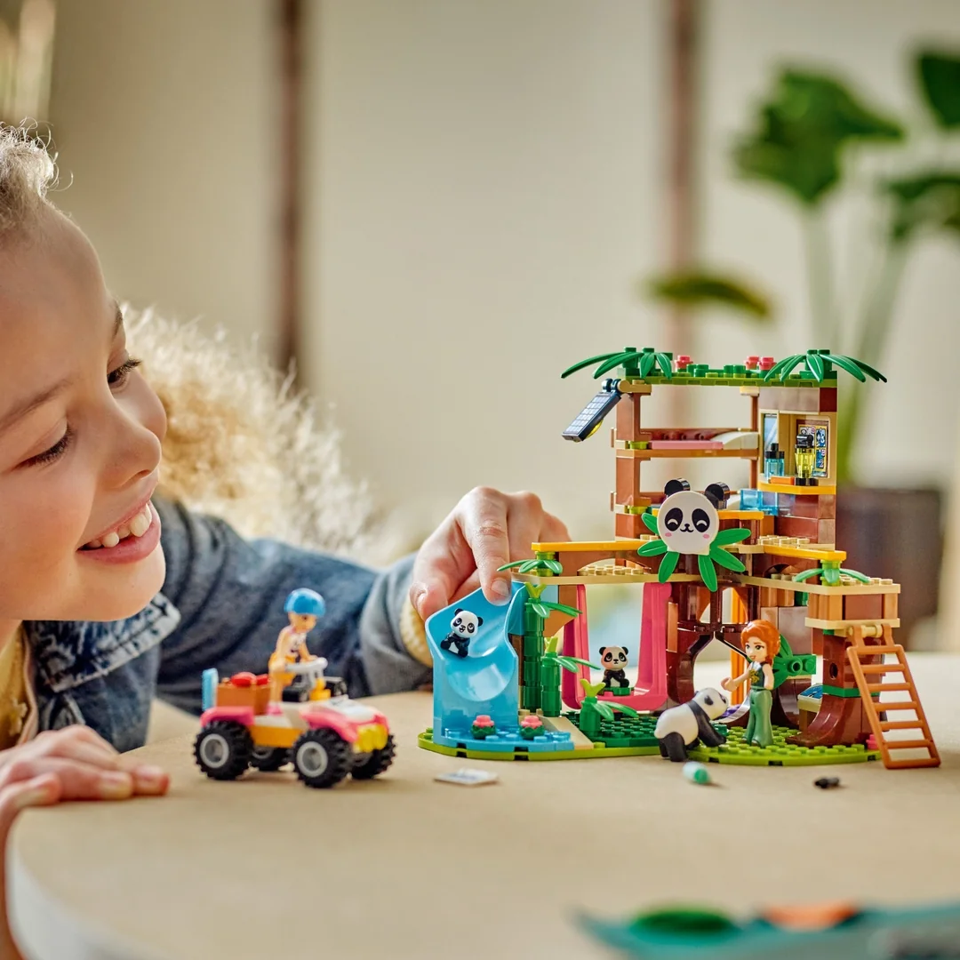 LEGO® Friends 42648 Starostlivosť o zvieratká v útulku pre pandy