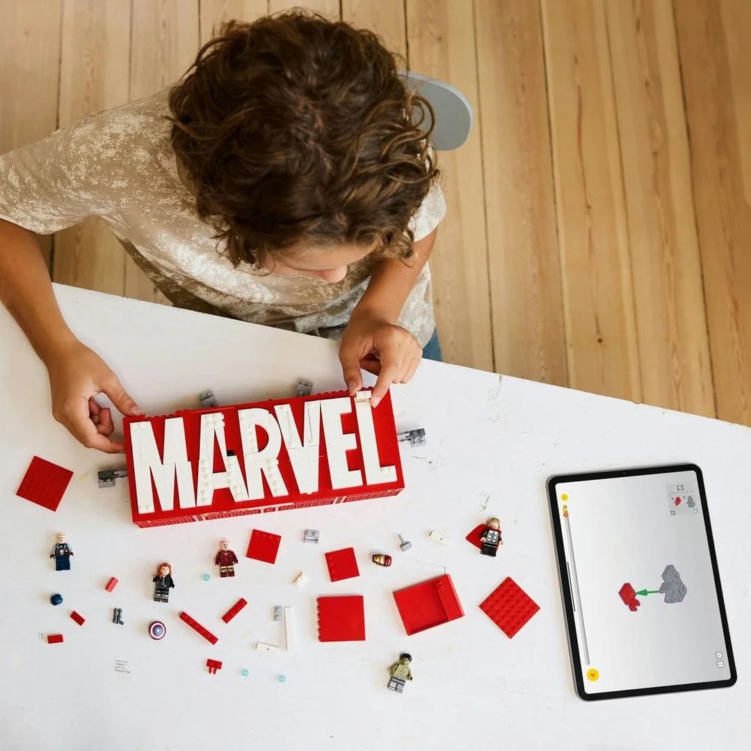 LEGO® Marvel 76313 Logo MARVEL a minifigúrky