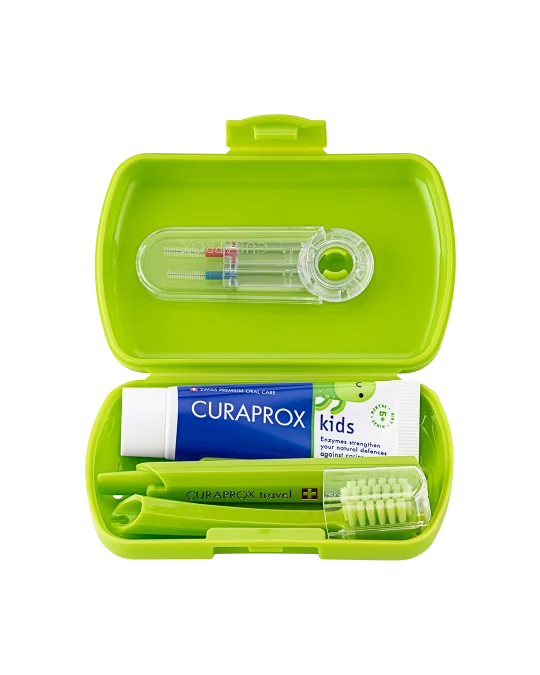 CURAPROX Kids travel set (zelený (1x zubná kefka, 2x medzizubná kefka CPS, 1x zubná pasta mäta 6+ 10 ml, 1x nálepka) 1x1 set) 1 set