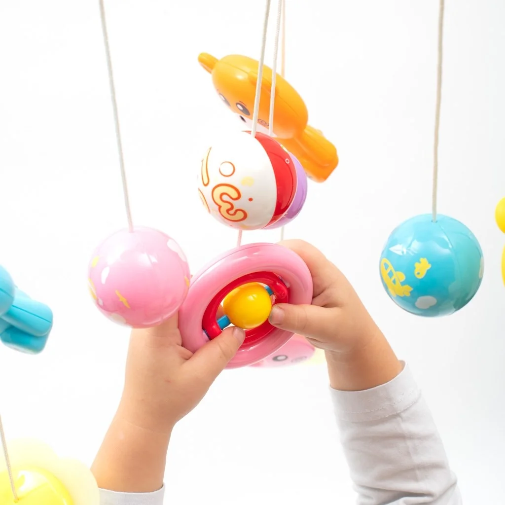 Kolotoč nad postieľku so svetelným projektorom Baby Mix červený ,