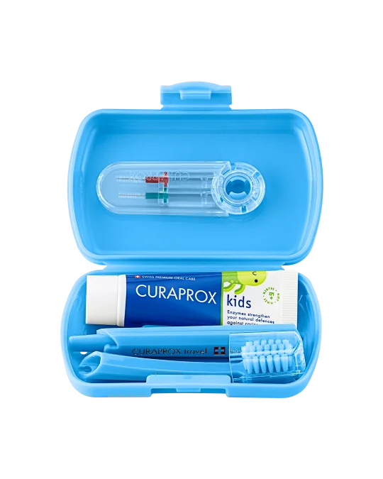 CURAPROX Kids travel set (modrý (1x zubná kefka, 2x medzizubná kefka CPS, 1x zubná pasta mäta 6+ 10 ml, 1x nálepka) 1x1 set) 1 set
