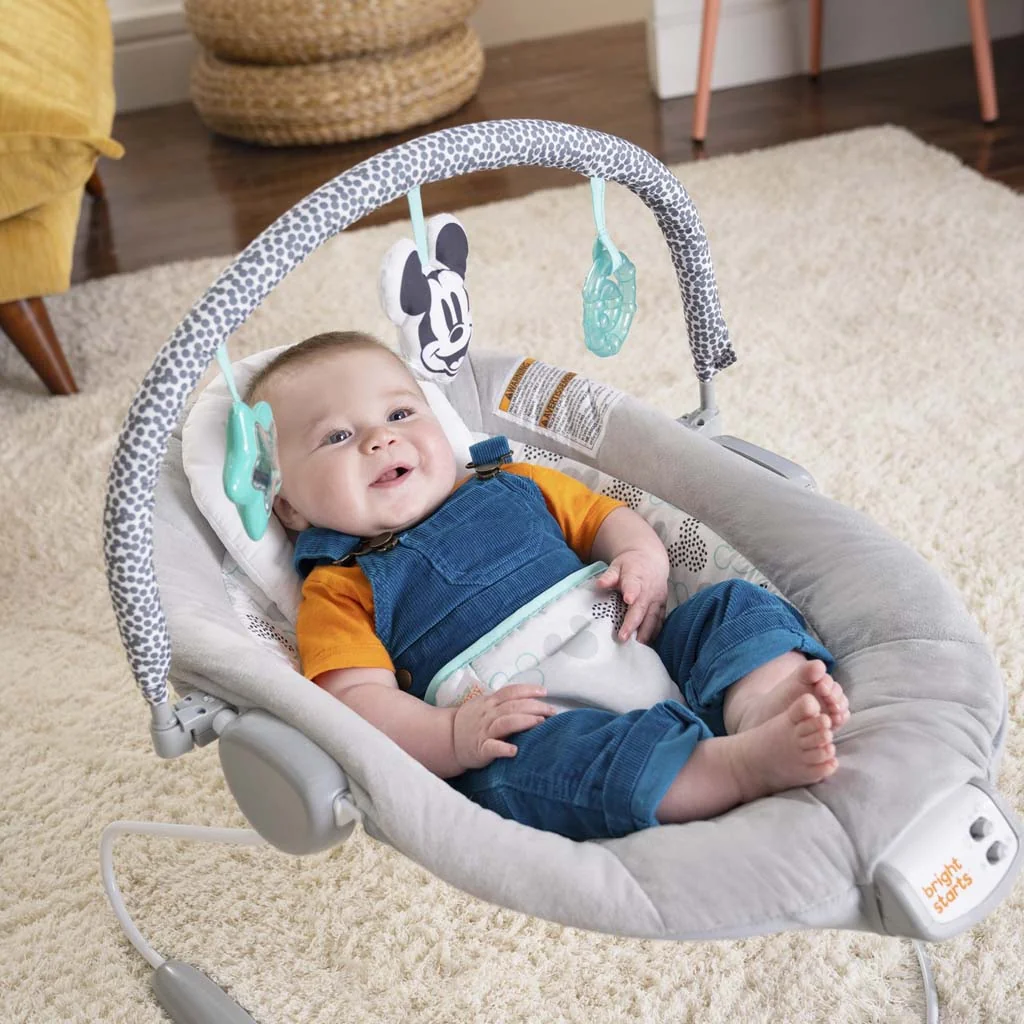 BRIGHT STARTS Lehátko vibrujúce s melódiou Mickey Mouse Cloudscapes™ 0m+, do 9kg 1×1 ks, vibrujúce lehátko