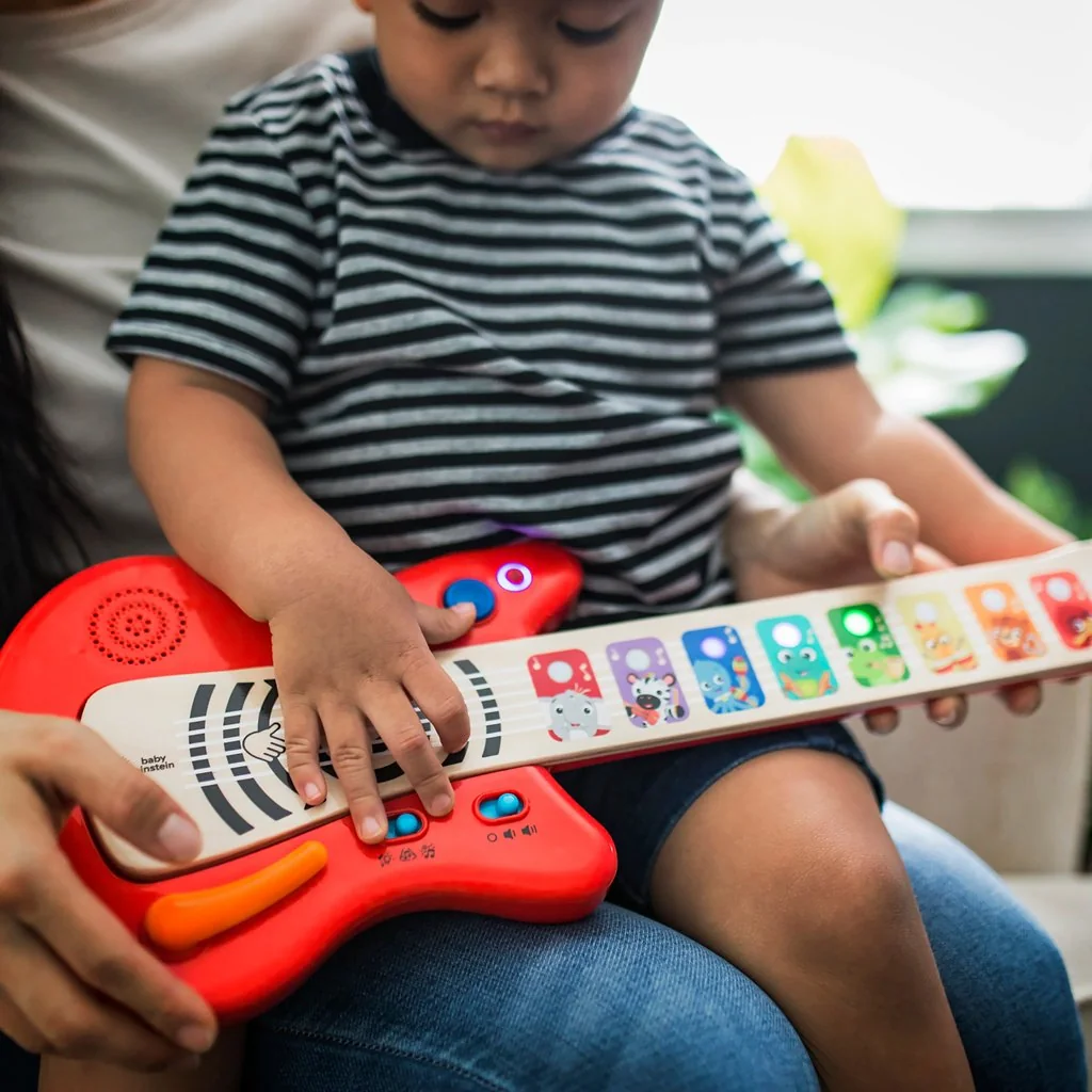 Hračka drevená hudobná gitara Together in Tune Guitar™ Connected Magic Touch™ HAPE 6m+