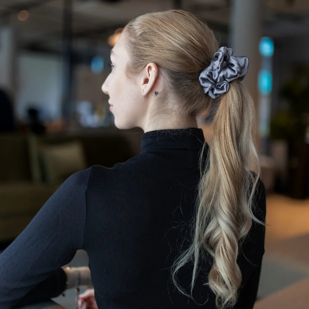 Hodvábna gumička Mallys sivá maxi