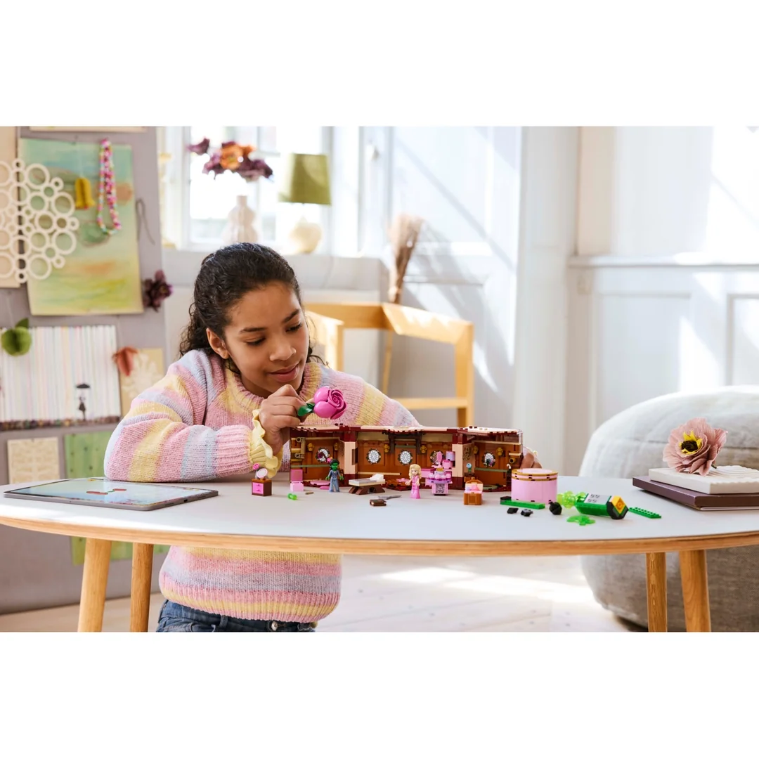 LEGO® Wicked 75683 Študentský internát Glindy a Elphaby
