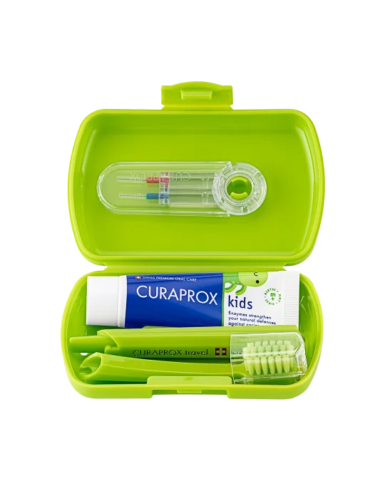 CURAPROX Kids travel set (zelený (1x zubná kefka, 2x medzizubná kefka CPS, 1x zubná pasta mäta 6+ 10 ml, 1x nálepka) 1x1 set) 1 set