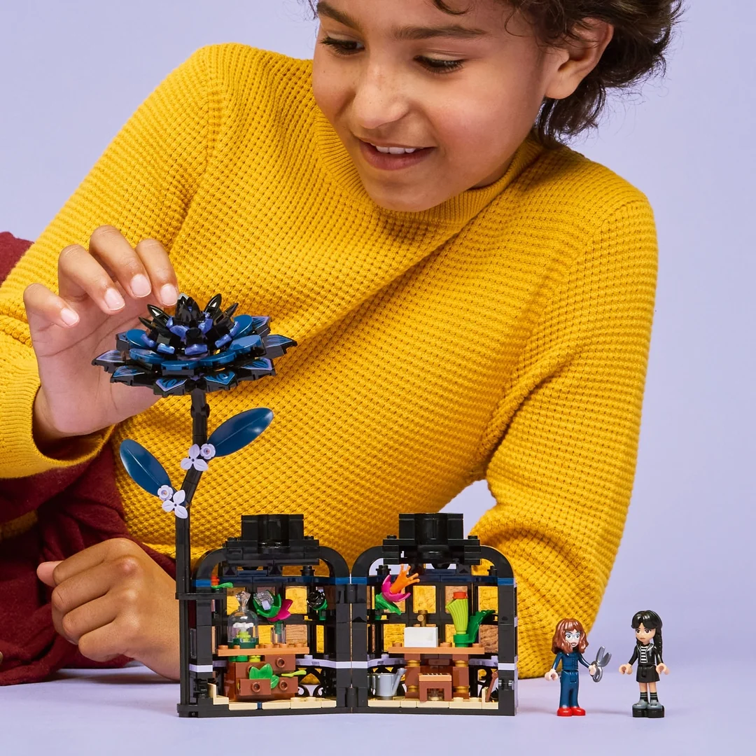 LEGO® Wednesday 76784 Čierna georgína