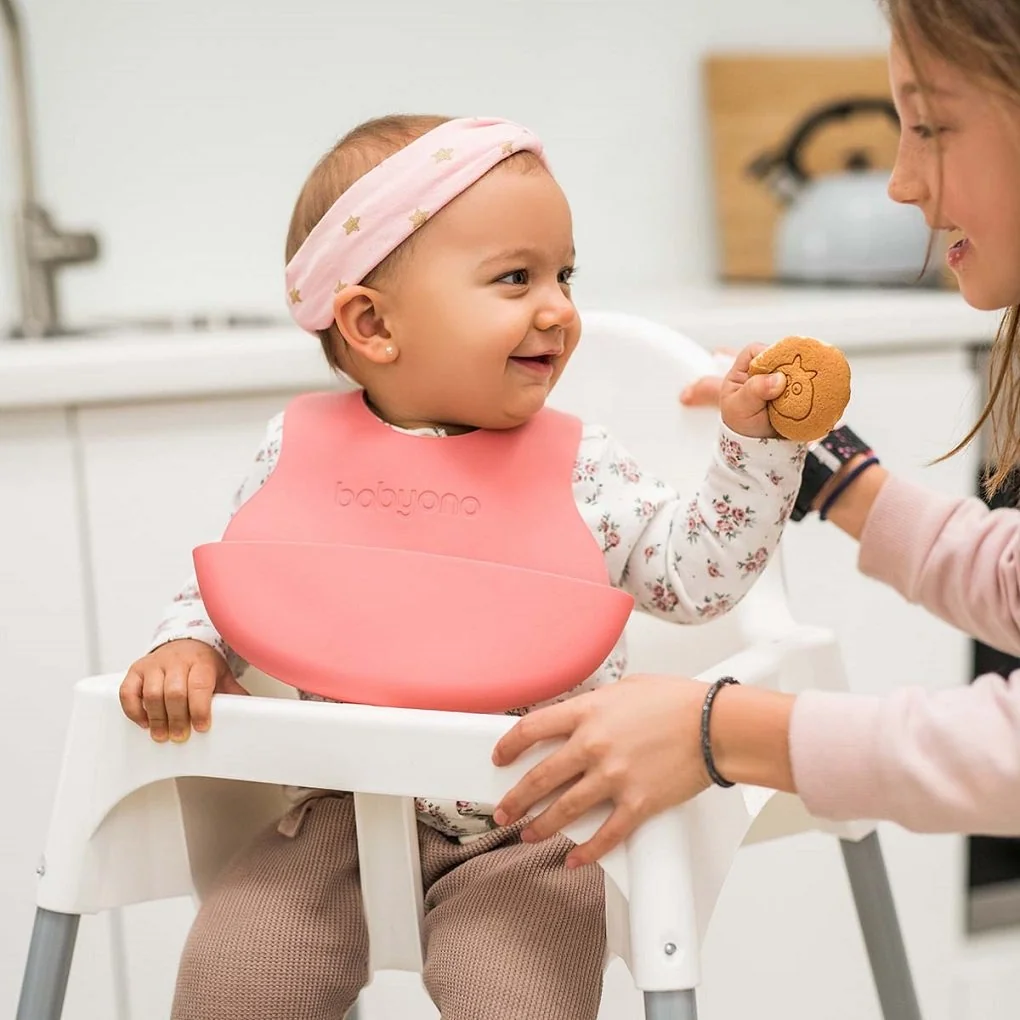 Nastaviteľný plastový podbradník s vreckom Baby Ono ružový ,